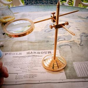 Loupe moderne en laiton écologique sur un support de table - Product Image 1