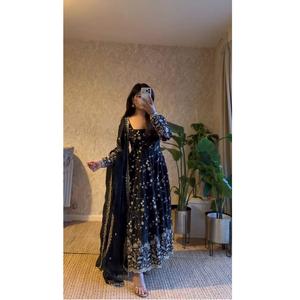 Traje Salwar de Tres Piezas de Alta Calidad, 100% Seda Fandy, Bordado Intenso, Mangas Largas, Estilo Elegante para Fiesta - Product Image 1