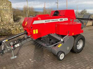 Compre la empacadora de heno Massey Ferguson 1840 con capacidad de 100 pasadas por minuto y émbolo de alta resistencia para una densidad de pacas consistente - Product Image 4