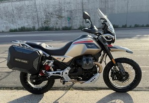Motocicleta de Aventura Supersport V85-TT de Alto Rendimiento, Nueva, con Motor de Cuatro Tiempos, Inalámbrica/Batería, Origen Estadounidense - Product Image 3