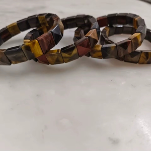 Venta al por mayor de ojo de tigre pirámide encanto pulsera puesta a tierra y fuerza cristal curación energía joyería para regalo - Product Image 1