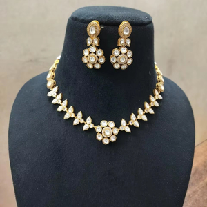 Ensemble de collier Kundan exquis pièce de bijoux de mariée artisanale avec boucles d'oreilles assorties parfait pour les mariages Occasions spéciales - Product Image 1