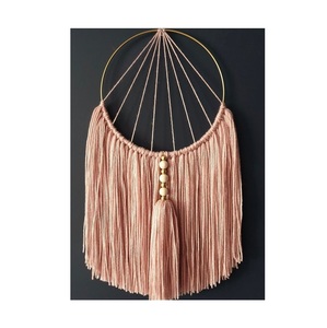 Tenture murale boho en macramé noué avec des courbes élégantes qui ajoutent sophistication et douceur à la décoration murale rustique moderne - Product Image 6