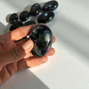 Venta al por mayor de alta calidad, estatuilla de piedra de Palma Larvikite, cristal curativo tallado religioso para decoración del hogar a la venta - Product Image 6