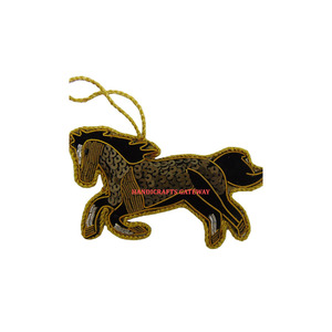 El último adorno colgante decorativo con forma de caballo y trabajo dorado Zari bordado a mano y adorno de árbol de Navidad con cuentas - Product Image 1