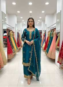 ชุดทันสมัยสำหรับงานแต่งงาน ประดับด้วยงานปักเลื่อมและลูกปัด ประกอบด้วยเสื้อท่อนบน กางเกงขายาว และผ้าคลุมไหล่ - Product Image 3