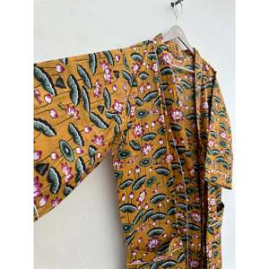 Robe kimono en coton à motif floral avec silhouette ample, imprimé au bloc artisanal, peignoir à taille naturelle - Product Image 4
