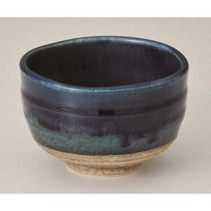 Bol à matcha artisanal Shinkai Mino Ware, céramique japonaise traditionnelle conçue avec un design Wabi-Sabi, idéal pour offrir en cadeau - Product Image 1