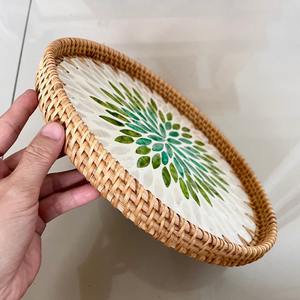 Bandeja Redonda de Nácar con Ratán, Diseño Floral Verde, Hecha a Mano, para Mesa, Ideal para Resorts, Venta al por Mayor, Ecológica - Product Image 2