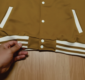 Veste de style universitaire rétro, corps marron café avec manches contrastantes blanches, prix de gros bon marché - Product Image 4