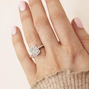 Anillo de compromiso CZ de corte radiante de 7x9mm con banda de Halo y pavé en plata | Joyería nupcial de lujo para boda - Product Image 2