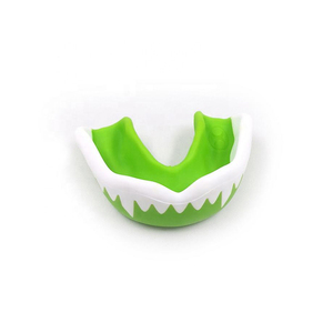 Protège-dents en silicone vert pour enfants, léger, équipement de sport protecteur, ajustement universel, conception à enfiler - Product Image 1