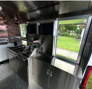 Camión de comida rápida móvil multifunción totalmente equipado con remolques de cocina completos para aplicaciones de dulces y barbacoa - Product Image 5