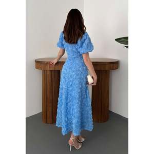 Vestido midi tejido Blue Rose con estampado floral y cintura natural - Product Image 5