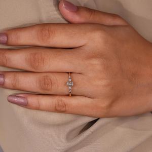 แหวนหมั้นเพชร 5 เม็ด ดีไซน์เรียบหรู ขนาด 1-3 กะรัต ทรงรัศมี ประดับด้วยเพชรทรงกลมด้านข้าง แหวนแต่งงานสุดอินเทรนด์สำหรับผู้หญิง ทำจากเงินสเตอร์ลิง - Product Image 5