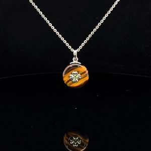 Colgante de Trébol de Cuatro Hojas en Plata de Ley 925 |   Ojo de Tigre Natural y Tsavorita |   Joyería Fina Personalizada OEM |   Cantidad mínima de pedido: 5 piezas - Product Image 1