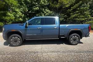 2025 G M CC Sierra 2500HD Denali 4x4 Turbodiésel V8, Color Downpour Metallic, Sistema de Audio en la Puerta Trasera por KICKER, Sin Modificar - Product Image 3