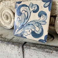 Carreaux en céramique portugaise rétro faits à la main, tons rouge et bleu avec des motifs géométriques linéaires pour la décoration intérieure de salle de bain