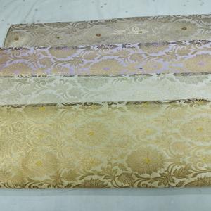 Tissu de soie de brocart sur mesure dans un large assortiment de motifs adaptés au créateur de robes et aux vêtements en teinte pastel avec or - Product Image 3