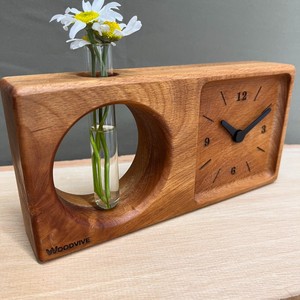 Reloj de mesa hecho a mano con madera de primera calidad, añade un encanto atemporal que complementa tanto los interiores modernos como los tradicionales. - Product Image 1