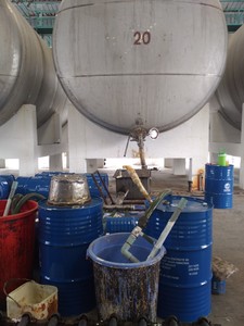 ยางลาเท็กซ์ธรรมชาติเข้มข้น 60% DRC แอมโมเนียสูงจากเวียดนาม สำหรับทำถุงมือ ใช้ในอุตสาหกรรม ได้รับการรับรองมาตรฐาน ISO 9001:2015 บรรจุในถังเหล็ก - Product Image 2