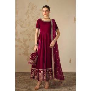 Ensemble de costume pour femme en velours brodé 100% polyester PEPRIKA PR-1225 - Product Image 1