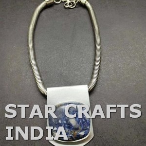 Meilleure vente Collier de pierres longues en résine à facettes fabriqué à la main en Inde dans un effet de lumière marbrée et un gros bijoux de détails en or - Product Image 5