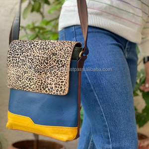 Bolso de Mano de Cuero Reciclado Hecho a Mano, Bolso de Hombro Multicolor con Pelo de Cuero, Elegante para Mujer - Product Image 2