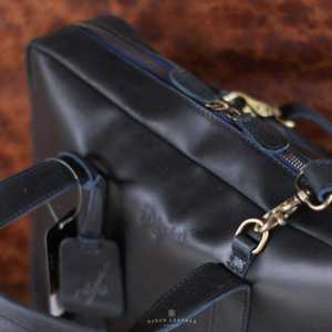 Sac artisanal en cuir de vache, sac pour ordinateur portable de haute qualité, sac à bandoulière pour affaires de 14 pouces, durable et élégant, fabriqué à la main en Indonésie - Product Image 2