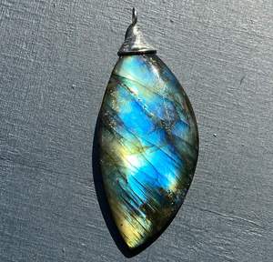 Grand pendentif labradorite style vintage fait à la main pierre naturelle accessoire unisexe superbe bleu flash plaqué or fiançailles - Product Image 6
