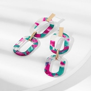 Pendientes colgantes de resina hechos a mano con acabado acrílico liso pendientes acrílicos de resina floral en estilo gota para uso veraniego - Product Image 1