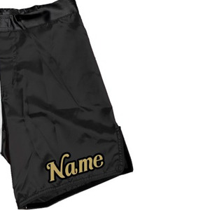 Pantalones Cortos de MMA para Hombre en Satén Blanco y Negro con Logotipo Frontal Bordado, Nombre en el Dobladillo Inferior, Cintura Media, Cierre con Cordón, Transpirables y Casuales - Product Image 2