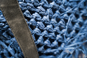 Sac à bandoulière bohème pour femme en raphia tressé et crocheté, écologique, avec pompons, bleu, léger, ouvert, pour l'été et les voyages en extérieur - Product Image 3