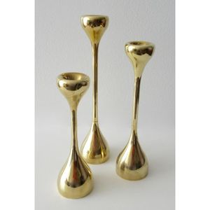 Support conique décoratif en métal antique conçu pour les intérieurs de maison vintage et l'ambiance élégante aux chandelles - Product Image 6