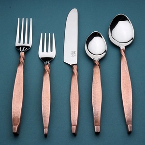 Ensemble de couverts martelés en acier inoxydable portable avec poignée en or rose, parfait pour les accessoires de maison et d'ustensiles de cuisine d'hôtel - Product Image 3