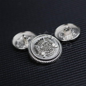 Botones de Acero Clásicos Ecológicos de Alta Calidad con Patrones de Corazón y Cuadrados Hechos en Pakistán, Nuevo Producto Más Vendido para Uniformes - Product Image 2