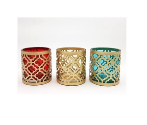 Bougeoir votif unique conçu avec des détails en métal cutwork pour jeter de charmants effets d'ombre sur les murs voisins - Product Image 3