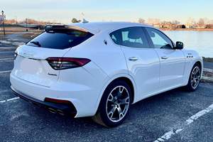 Maserati Levante Modena Plus 2022 d'occasion en excellent état, sans accident, conduite à gauche/droite - Product Image 2