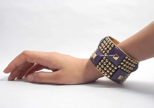 Brazalete de Latón Brillante con Cuentas Piramidales de Resina Colorida y Tachuelas de Latón Dorado, Joyería Artesanal para Mujer - Product Image 2