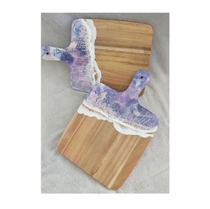 Planche à découper en résine durable fabriquée à la main avec art époxy parfaite pour la cuisine servant des apéritifs et des célébrations festives - Product Image 3