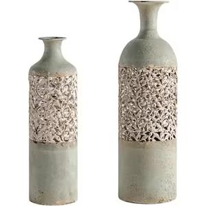 แจกันทรงยาวสีทองพร้อมดีไซน์สีขาวของตกแต่งหรูหราและมีสไตล์เหมาะสำหรับบ้านและสำนักงาน - Product Image 3