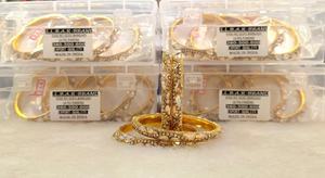 Ensemble de bracelets Rajwadi classiques pour femmes vêtements de mariée bracelets en métal cloutés en pierre offerts en différentes variations de couleurs pour les mariages - Product Image 4