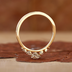 Anillo de Compromiso con Diamante Cultivado en Laboratorio, Corte Redondo y Delicado, Engastado en Garras, en Oro Amarillo para Mujer - Product Image 5