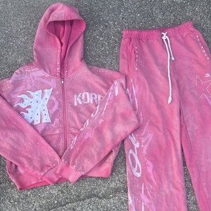 Conjunto de chándales con capucha de ajuste regular de moda personalizada, trajes para correr, estampado de pantalla con lavado ácido y diamantes de imitación, chándal para hombre - Product Image 1