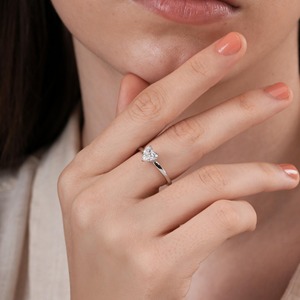 Bague de fiançailles en diamant de laboratoire taille cœur 1,01 CTW F VVS2 Diamants certifiés IGI Bague solitaire avec diamants halo secrets - Product Image 4