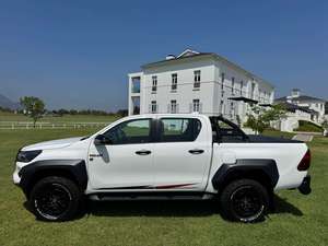 Camioneta pickup diésel de doble cabina 4x4 modelo 2024, diseñada para aplicaciones todoterreno y comerciales. Cuenta con un diseño de cuerpo robusto. - Product Image 4