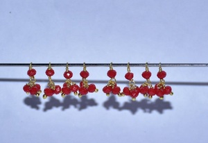 Nouveau 1 + 3 breloques de perles enroulées de fil unique à facettes de corail rouge. Collier de perles de pierres précieuses plaqué or perles de charme pour la fabrication de bijoux - Product Image 3