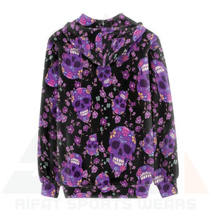 Sudadera con Capucha de Invierno con Estampado Floral de Calavera de Azúcar Morada Premium, Arte del Día de los Muertos, Bolsillos Delanteros, Cordón Ajustable, Tela de Felpa - Product Image 3