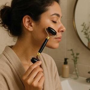 Rouleau de massage du visage en obsidienne noire avec pierres précieuses naturelles de qualité exportatrice pour la circulation et le drainage lymphatique dans le monde entier - Product Image 2