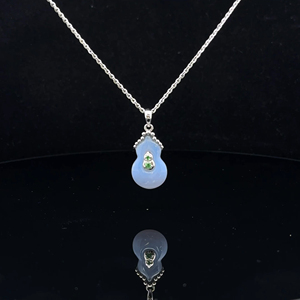 จี้เงินแท้ 925 รูปน้ำเต้าจีน |   แคลซิโดนีธรรมชาติและทซาโวไรต์ |   เครื่องประดับสัญลักษณ์แบบกำหนดเองของ OEM - Product Image 1